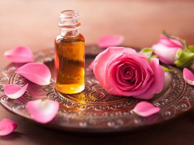 Uleiul de trandafir poate fi deosebit de benefic pentru reînnoirea celulelor pielii. 